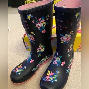 Girls Joules floral rain boot.